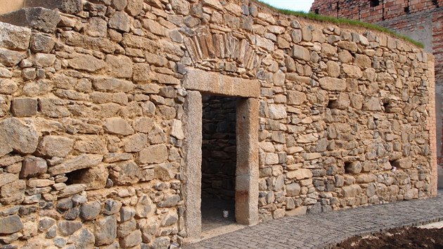 O pesnm st hradeb se zatm historici dohaduj, patrn pochzej z doby vrcholnho stedovku, ze 14. nebo 15. stolet.