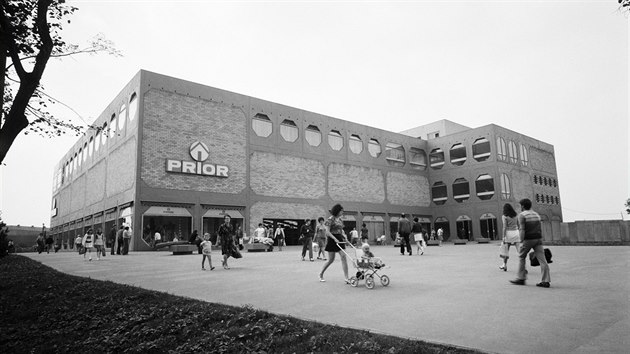 Pardubick obchodn dm Prior dnes slav 40 let od svho oteven. V dob svho vzniku byl jedinm nkupnm centrem na vchod ech. Od roku 2008 je pipojen k OC Atrium Palc. 