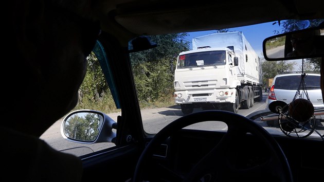 Prvnch nkolik ruskch kamaz s humanitrn pomoc pekroilo po vc ne tdnu ekn hranici a vjelo na Ukrajinu. (22. srpna 2014)