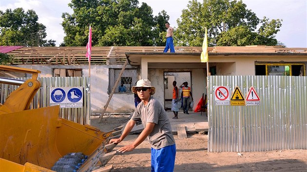 nt dlnci ze spolenost Sinohydro pracuj na novm kdle univerzitn nemocnice v konsk metropoli Brazzaville. (bezen 2013)