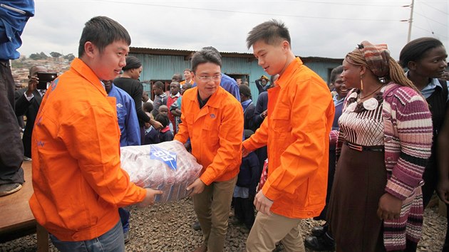 Pracovnci nsk stavebn spolenosti China Road and Bridge Corporation nesou potravinovou pomoc pro dti z nejvtho keskho slumu Kibera na pedmst Nairobi.