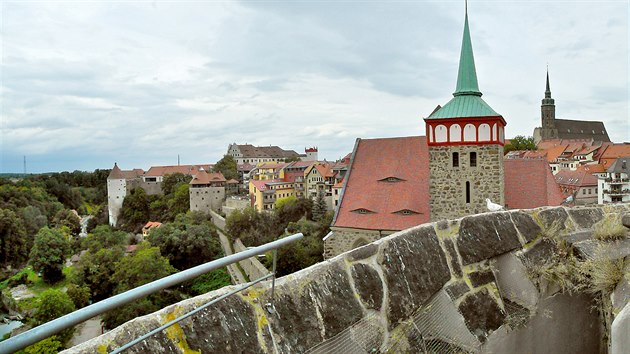 Pohled na Budyn z vrcholu Star vodrny - zleva hrad Ortenburg, kostel svatho Michaela a zcela vpravo chrm svatho Petra.