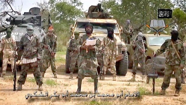 Nigerijt radikln islamist ze skupiny Boko Haram v ele s Abubakarem ekauem (uprosted) na videozbru z projevu k podpoe irckmu Islmskmu sttu. (13. ervence 2014)