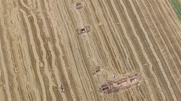 Leteck pohled na archeologick nalezit u Pustjova na Novojinsku, kde ped zhruba sedmi tisci lety bylo nejspe i pekladit pazourku.