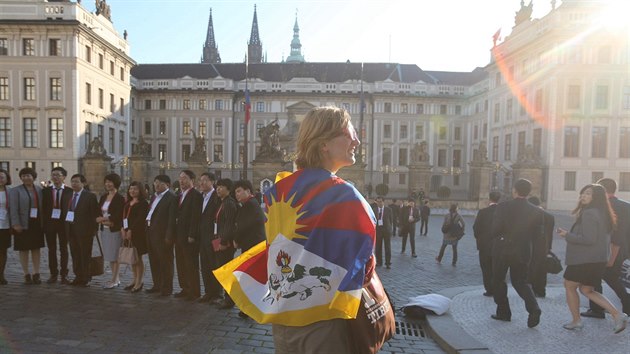 Demonstrantka proti nskmu investinmu fru na Praskm hrad.