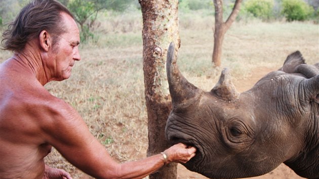 Tony Fitzjohn vede v nrodnm parku Mkomazi v Tanzanii nosoro stanici.