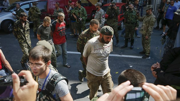 Prorut povstalci pedvedli davu v Doncku na vchod Ukrajiny nkolik destek vlench zajatc. (24. srpna 2014)