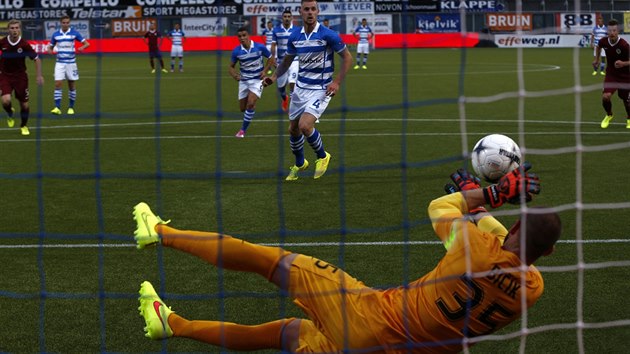 Sparansk brank David Bik vyr stelu  Maikel van der Werff ze Zwolle z penalty v utkn 4. pedkola Evropsk ligy.