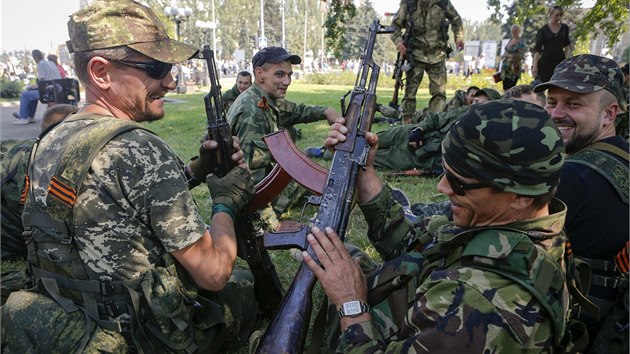 Stoupenci proruskch separatist se seli v centru Doncku. (24. srpna 2014)