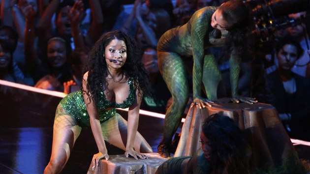 Nicki Minaj pedvedla twerking bhem psn Anaconda.