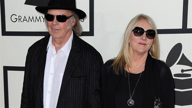 Na leton ceny Grammy pili Neil Young s manelkou Pegi jet ruku v ruce (Los Angeles, 26. ledna 2014).