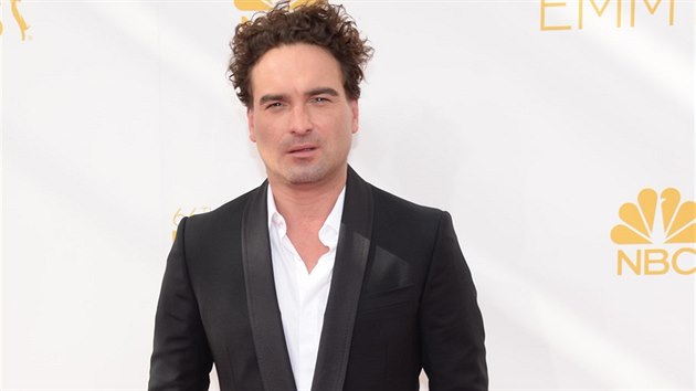 Johnny Galecki piel na Emmy bez doprovodu.