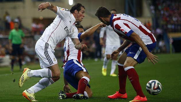 Gareth Bale z Realu Madrid pronik, do cesty se mu postavil Koke z Atltika Madrid.