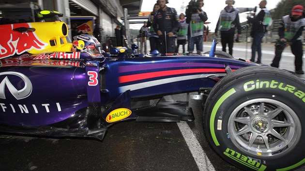 VJEZD Z BOX. Daniel Ricciardo na okruhu v belgickm Spa. 