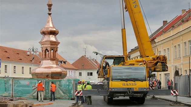 Na rokycanskou radnici usadil jeb novou piku, kter vznikala nkolik tdn pmo na nmst ped zraky obyvatel msta.