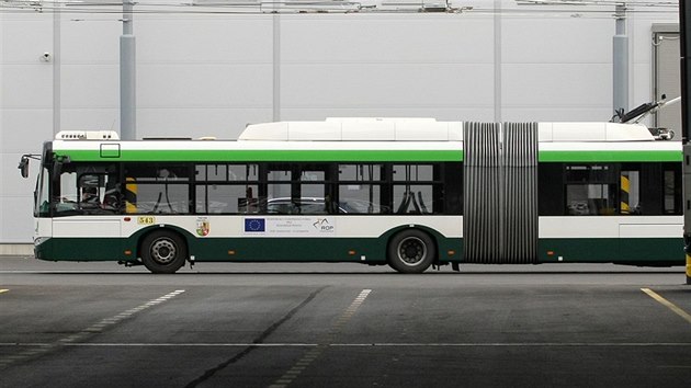 Trolejbus jede do nov vozovny na Karlov.
