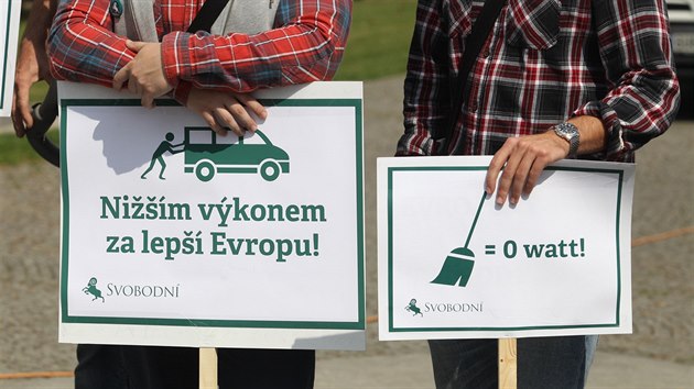 Pznivci Svbodnch se selo na Klrov, aby upozornili na smrnici EU, kter omez maximln pkon vysava. Demonstrativn vysli i vlajku EU.