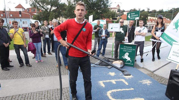 Pznivci Svbodnch se selo na Klrov, aby upozornili na smrnici EU, kter omez maximln pkon vysava. Demonstrativn vysli i vlajku EU.