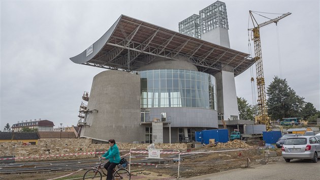 Kostel navrhl slovinsk architekt Ivo Gorpevek a v pdorysu m tvar byzantsk rotundy.