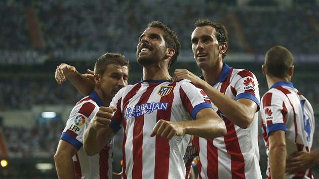 Ral Garca (uprosted) z Atltika Madrid se raduje se spoluhri z vyrovnvacho glu v  vodnm utkn panlskho Superpohru na pd rivala Realu Madrid.