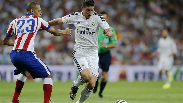 James Rodriguez (vpravo) z Realu Madrid se sna obejt Joaoa Mirandu z Atltika.