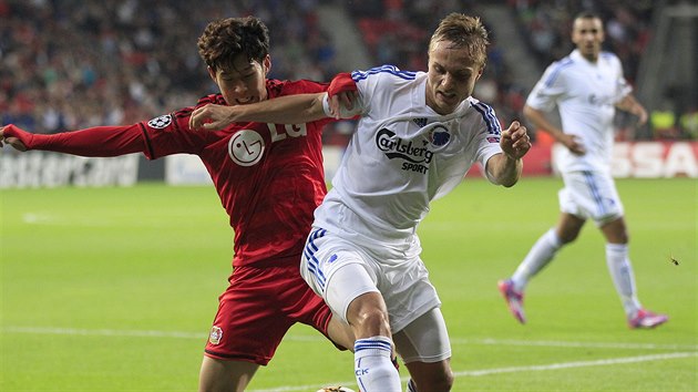 Son Heung-min (vlevo) z Leverkusenu v souboji s Pierrem Bengtssonem z Kodan.