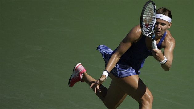 esk tenistka Lucie afov v duelu 3. kola US Open s Alize Cornetovou z Francie.
