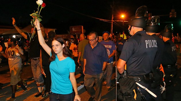 tern protesty proti zastelen neozbrojenho ernoskho mladka se ve Fergusonu obely bez nsil (19. srpna 2014)