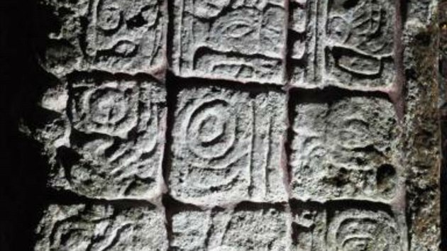 Na zdobench kamennch deskch, kterm se k stla, se mimodn dobe dochovaly hieroglyfick texty.
