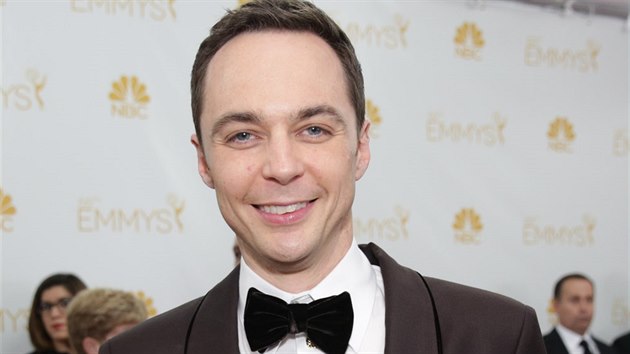 Jim Parsons zskal za roli genilnho vdce Sheldona Coopera v serilu Teorie velkho tesku svou tvrtou televizn cenu Emmy v kategorii nejlep herec komediln serilu.