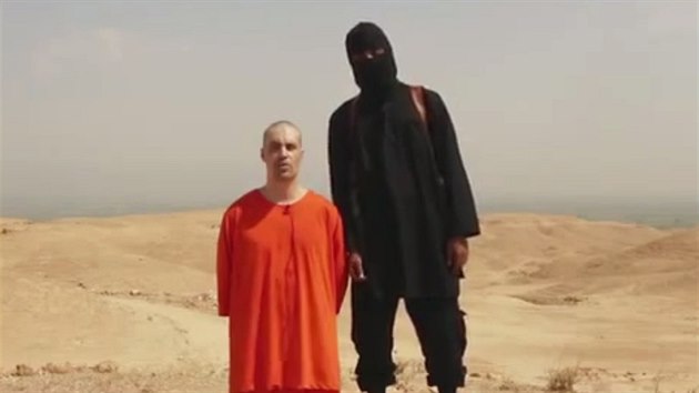 Snmek z videa, kter dajn zachycuje popravu americkho novine Jamese Foleyho, kter ped dvma lety zmizel v Srii (20. srpna 2014).