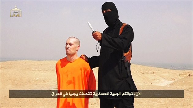 Snmek z videa, kter dajn zachycuje popravu americkho novine Jamese Foleyho, kter ped dvma lety zmizel v Srii (20. srpna 2014).