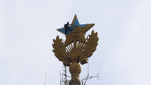 Horolezec pebarvuje vrcholek ve stalinskho mrakodrapu. Rno 20. srpna mrakodrap neekan zdobily barvy ukrajinsk vlajky.