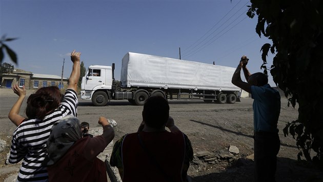 Rusk humanitrn konvoj pekroil ukrajinsk hranice (Izvaryne, 22. srpna 2014).