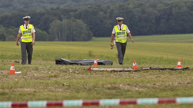 Na pole u Frytku na Zlnsku se ztilo mal letadlo (23. srpna 2014)