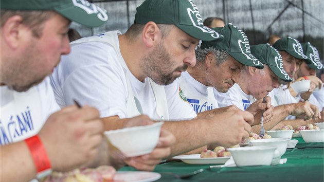 Tradin sout v pojdn vestkovch knedlk u neodmysliteln pat k vizovickmu hudebnmu festivalu Trnkobran (23. 8. 2014).