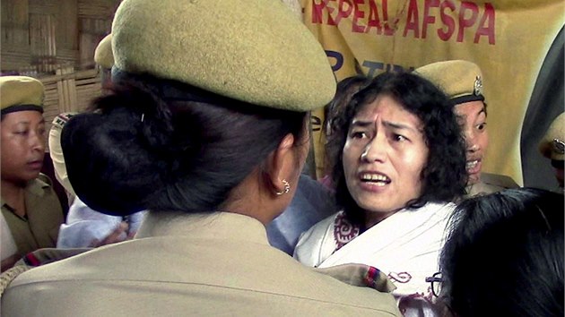 Irom armilaovou po dvou dnech na svobod zatkaj policistky v Imphlu, metropoli odlehlho severovchodnho sttu Manpur (23. 8. 2014).