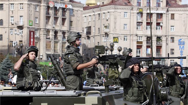 V Kyjev se sklav nezvislost a armda uspodala mohutnou vojenskou pehldku (24. 8. 2014).