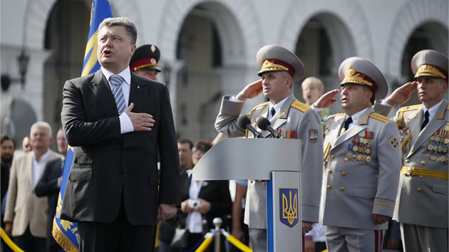 Na vojensk pehldce promluvil ukrajinsk prezident Petro Poroenko (24. 8. 2014).
