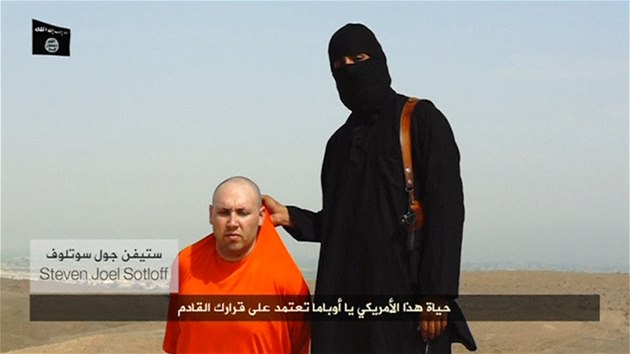 Steven Sotloff na videu radikl Islmskho sttu, kter zobrazovalo popravu Jamese Foleyho. Ozbrojenec na nm k, e Sotloffv osud zvis na postupu Spojench sttech v Irku (17. 8. 2014).