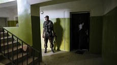 Ukrajinský voják v opuštěném domě nedaleko Doněcku (28. srpna 2014) Ukrajinský voják v opuštěném domě nedaleko Doněcku (28. srpna 2014)