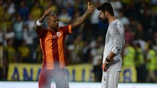 PROVOKACE. Brankář Volkan Demirel z Fenerbahce sleduje gesta Felipe Mela z... PROVOKACE. Brankář Volkan Demirel z Fenerbahce sleduje gesta Felipe Mela z...