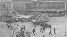 Najídní transportéru do demonstrant v Brn v roce 1969.