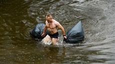 Sout przkumných hlídek na Libavé. Pi pakonávání vodní plochy mla voda jen...