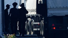 Prvních několik ruských kamazů s humanitární pomocí překročilo po víc než týdnu... Prvních několik ruských kamazů s humanitární pomocí překročilo po víc než týdnu...