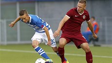 Sparanský obránce Pavel Kadeábek (vpravo) bojuje s Ryanem Thomas ze Zwolle v...