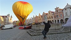 Námstí v Teli zapsané v seznamu památek UNESCO bývalo i pes sezonu plné aut. Letos u druhým rokem se na nj od ervna dostanou jen majitelé povolení.