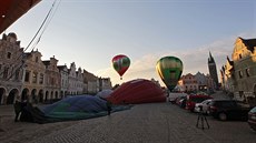 První balony se pomalu odpoutávají od zemského povrchu a stoupají k nebi. První balony se pomalu odpoutávají od zemského povrchu a stoupají k nebi.