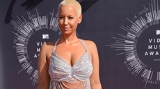 Amber Rose zvauje zmenení prsou. Obává se ale pooperaních jizev.