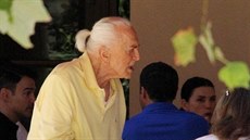Kirk Douglas zaal  v 97 letech nosit culík.